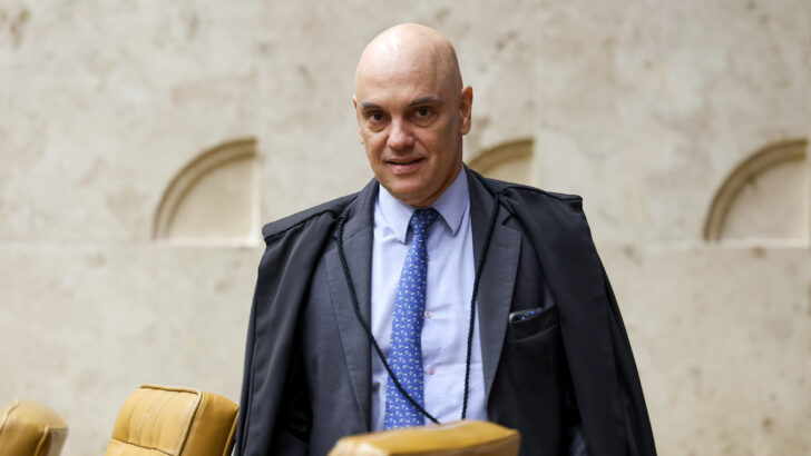Alexandre de Moraes, ministro do Supremo Tribunal Federal, em pé no plenário do STF, usando traje formal