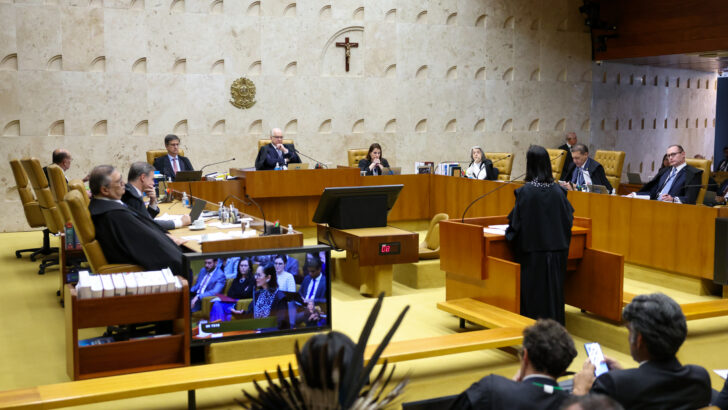 Plenário do Supremo Tribunal Federal durante sessão, com ministros e demais participantes no espaço de julgamento
