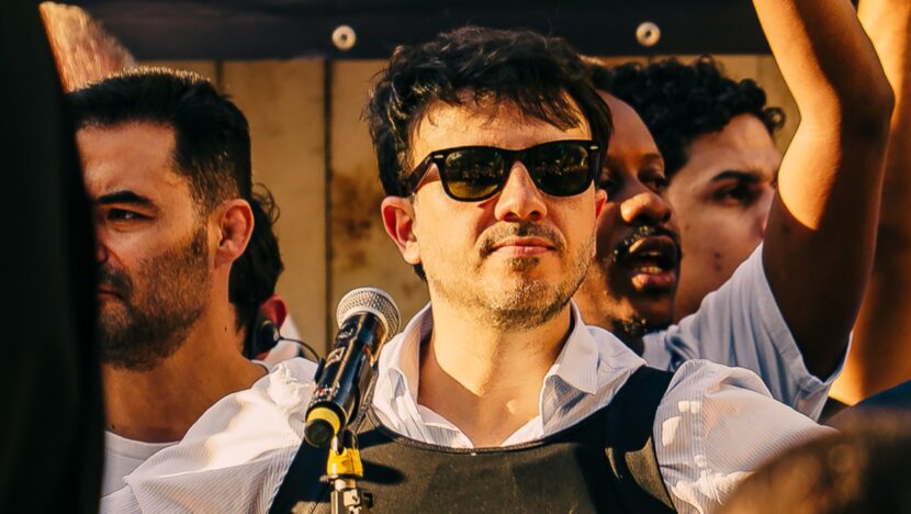 Renan Santos discursa de colete à prova de balas em ato de campanha no Largo São Francisco, em São Paulo