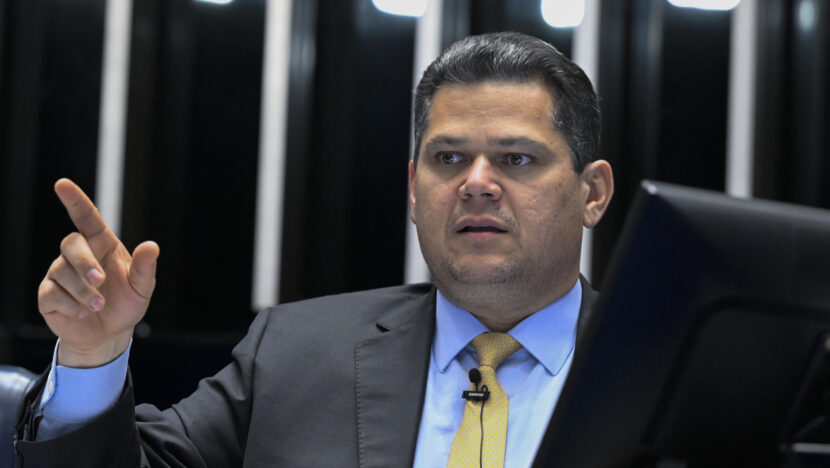 Presidente do Senado, Davi Alcolumbre, durante atividade no plenário da Casa