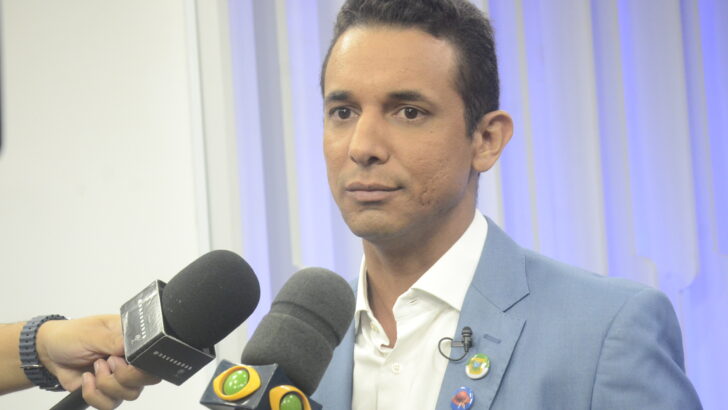 Allyson Bezerra, de terno azul e camisa branca, concede entrevista a jornalistas durante o debate da Band RN