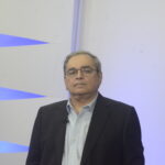 Álvaro Dias, de terno escuro e camisa azul-clara, durante o debate da Band RN
