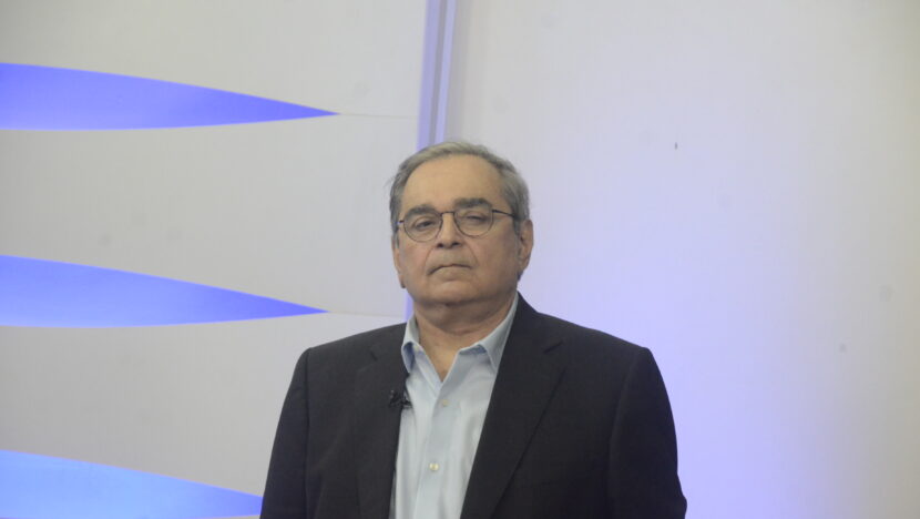 Álvaro Dias, de terno escuro e camisa azul-clara, durante o debate da Band RN
