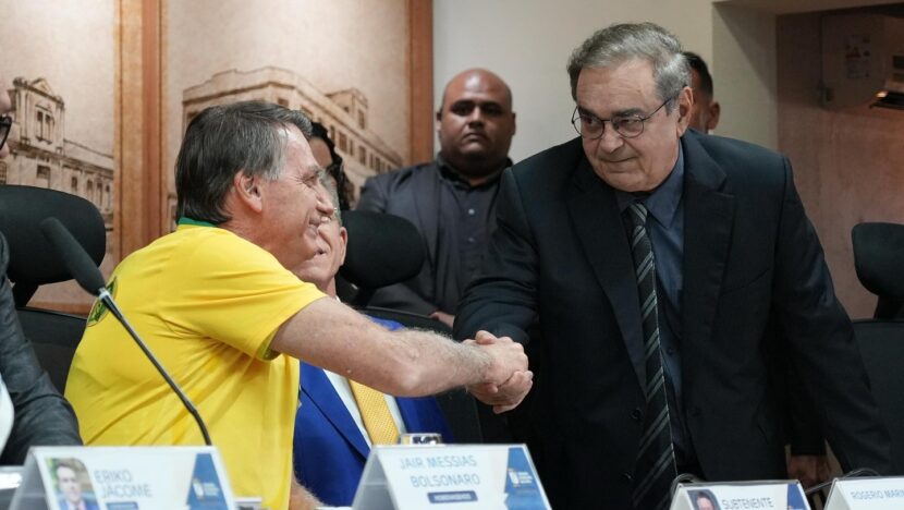 Álvaro Dias e Jair Bolsonaro aparecem lado a lado durante evento com apoiadores