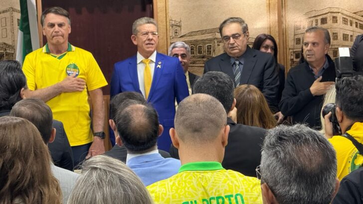 Álvaro Dias e Jair Bolsonaro aparecem lado a lado durante evento com apoiadores.