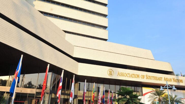 Sede da Associação das Nações do Sudeste Asiático (Asean), com bandeiras dos países-membros em frente ao edifício