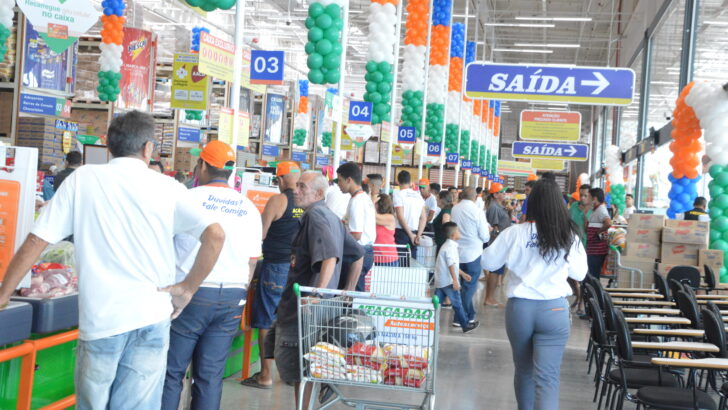 Pessoas em fila e espalhadas comprando no Atacadão - Foto: José Aldenir / Agora