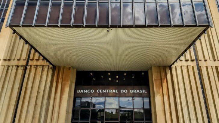Banco Central decide nesta quarta-feira o novo patamar da Selic, enquanto o mercado reduz as projeções para os juros e para a inflação em 2026