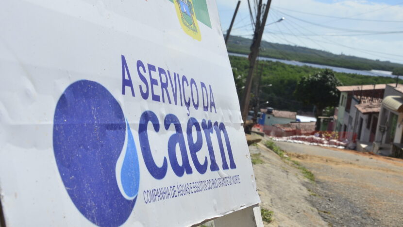 Imagem mostra placa em obra da Caern