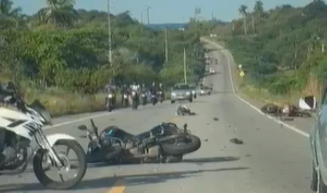 Motocicletas caídas sobre a pista após acidente em trecho da BR-101 Norte