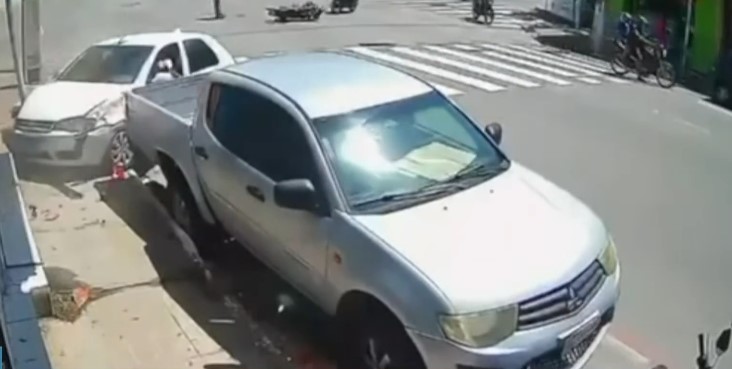 Imagem de câmera de segurança mostra veículos após colisão em uma rua no bairro do Alecrim, em Natal