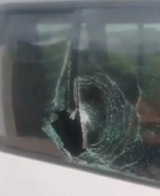 Vidro lateral de veículo aparece quebrado após ser atingido por uma pedra