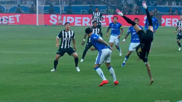 Jogadores de Cruzeiro e Atlético-MG durante disputa de bola em partida de futebol