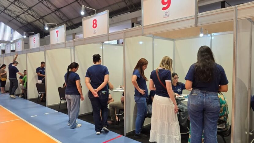 Profissionais atendem pacientes nos boxes do Check-up Vascular em Natal