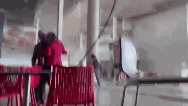 Pessoas em área interna de terminal aeroportuário durante tremor registrado na Colômbia