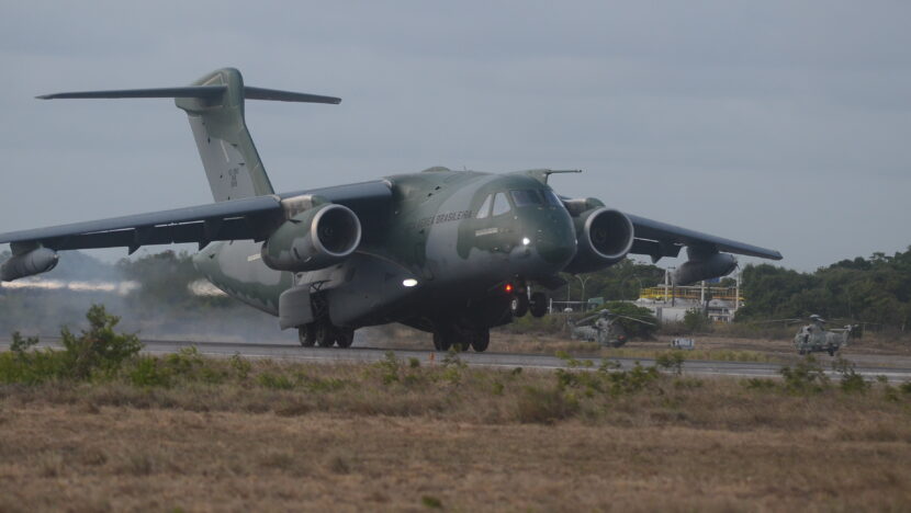 Aeronave militar KC-390 Millennium da Força Aérea Brasileira em uma pista