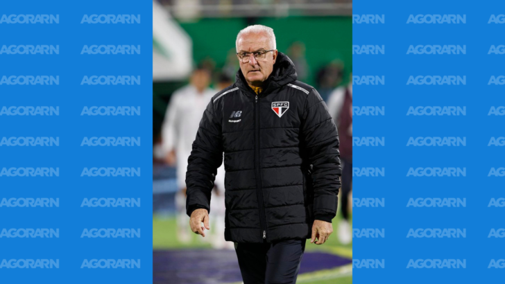 Dorival Júnior acompanha o São Paulo durante derrota para a Chapecoense pelo Brasileirão