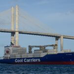 Navio de carga com contêineres navega sob a Ponte Newton Navarro, em Natal.