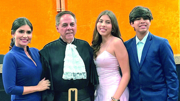 O novo desembargador do TRF5 Ivan Lira, com a esposa Fabiana e os filhos, Laura e Vicente - Foto: reprodução