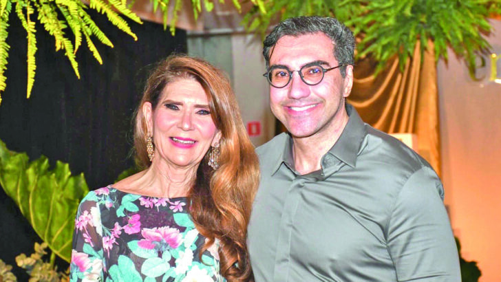 Na badalada festa, Tânia Salustino com o colunista Thiago Cavalcanti - Foto: reprodução