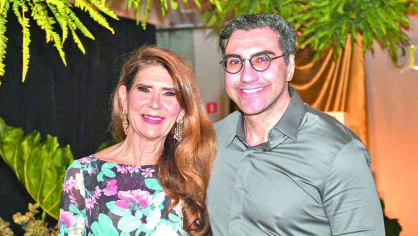 Na badalada festa, Tânia Salustino com o colunista Thiago Cavalcanti - Foto: reprodução