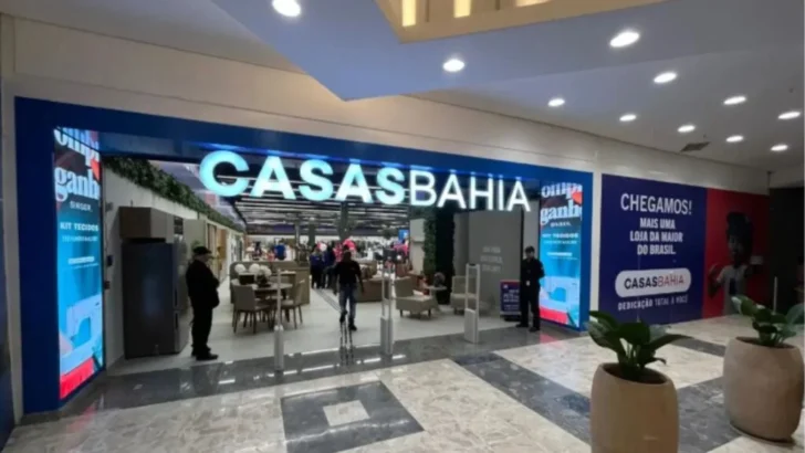 Fachada de uma loja da Casas Bahia em um centro comercial