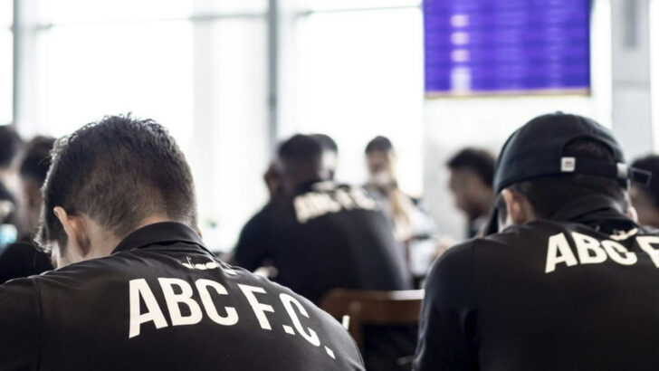Jogadores do ABC no aeroporto antes da viagem para Uberlândia