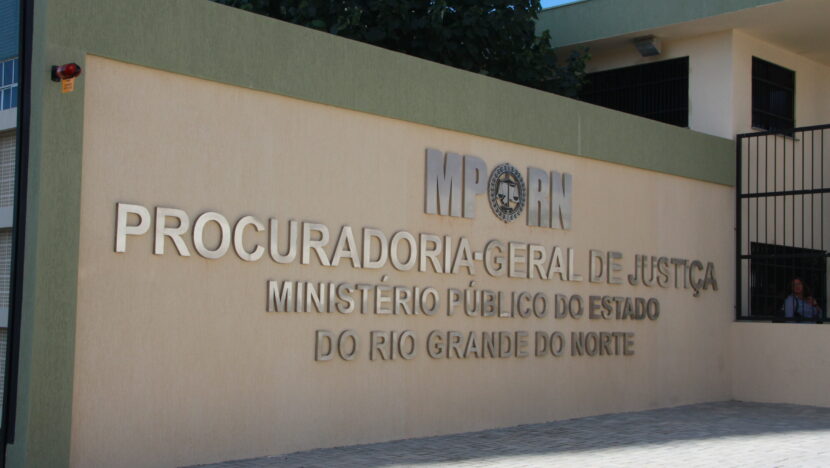 Fachada da Procuradoria-Geral de Justiça do Ministério Público do Rio Grande do Norte, com identificação do MPRN na entrada
