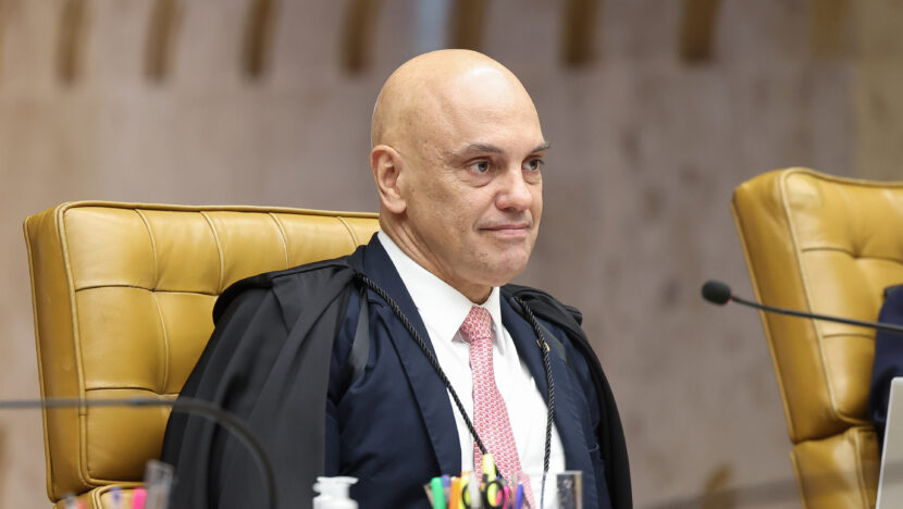 Ministro Alexandre de Moraes sentado em cadeira no plenário do Supremo Tribunal Federal