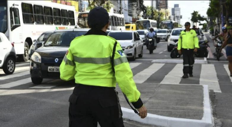 Agentes de trânsito orientam motoristas em Natal