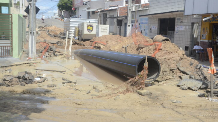 Tubulação de grande porte em trecho aberto durante obra de drenagem na Rua Vereador Cauby Barroca, nas Rocas