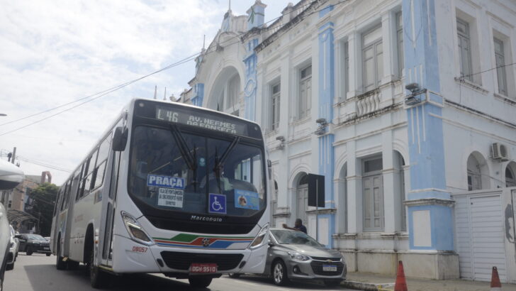 Imagem mostra onibus passando em frente a Prefeitura de Natal - Foto: José Aldenir