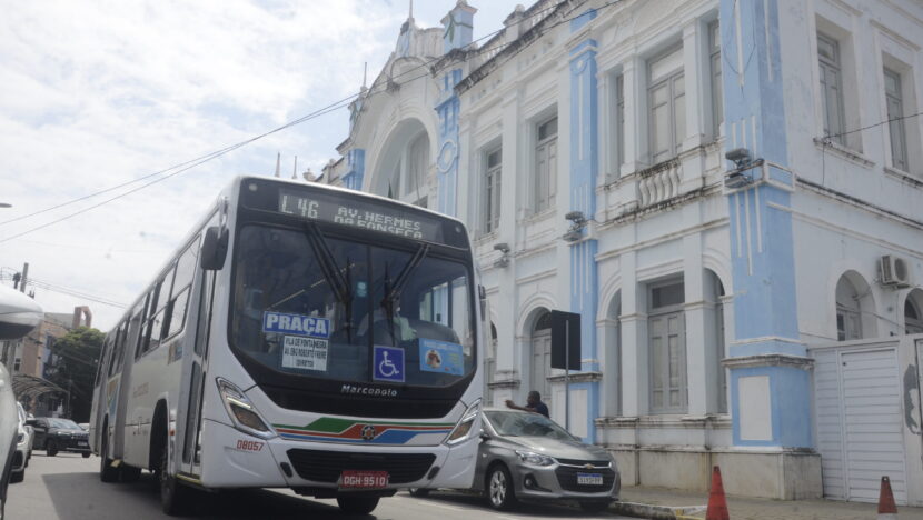 Imagem mostra onibus passando em frente a Prefeitura de Natal - Foto: José Aldenir