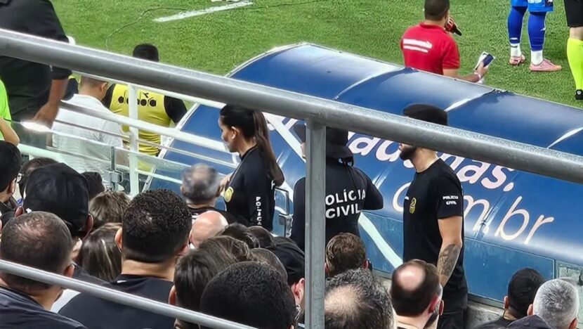 Agentes da Polícia Civil nas arquibancadas da Arena das Dunas durante partida de futebol entre ABC e Nacional