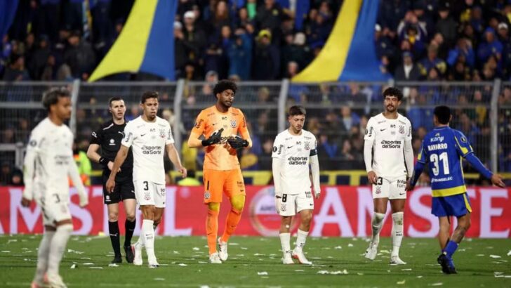 Jogadores do Corinthians em campo durante empate com o Rosario Central pela Copa Libertadores