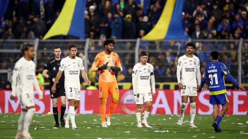 Jogadores do Corinthians em campo durante empate com o Rosario Central pela Copa Libertadores