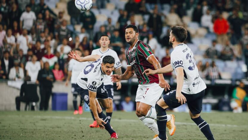 Jogadores do Fluminense e do Independiente Rivadavia disputam a bola durante partida no Maracanã