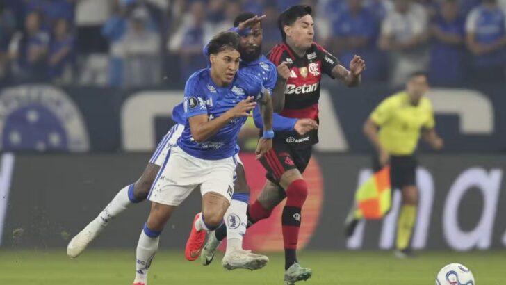 Jogadores de Cruzeiro e Flamengo disputam a bola durante partida no Mineirão pela Copa Libertadores