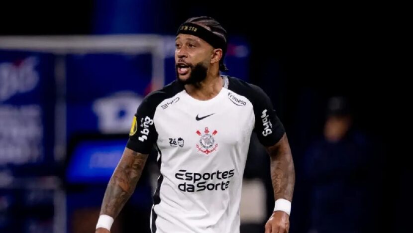 Memphis Depay aparece em campo vestindo a camisa do Corinthians durante uma partida