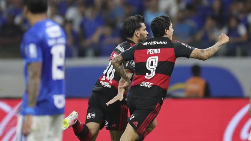 Pedro aparece em campo ao lado de outro jogador do Flamengo durante partida contra o Cruzeiro