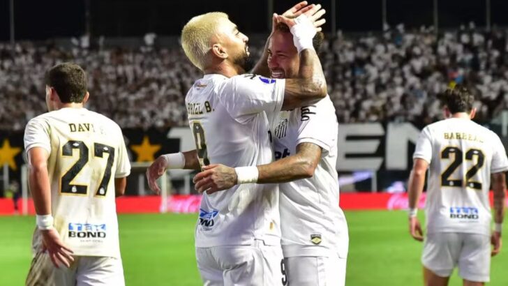 Jogadores do Santos se abraçam durante comemoração de gol em partida pela Copa Sul-Americana