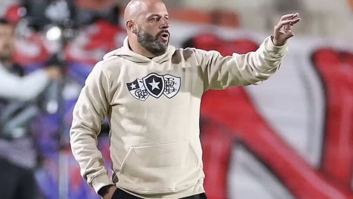 Técnico do Botafogo gesticula à beira do campo durante partida de futebol