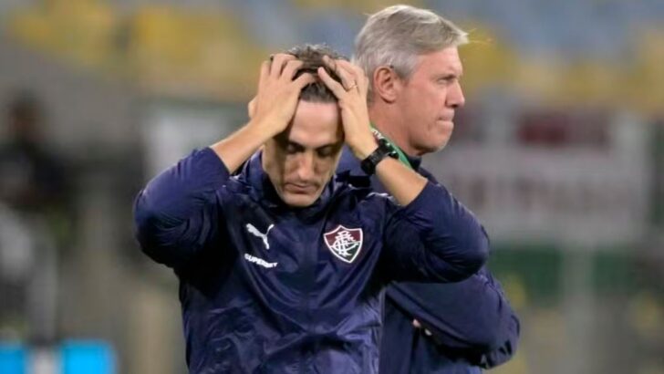 Luis Zubeldía aparece à beira do campo durante partida do Fluminense, com as mãos sobre a cabeça