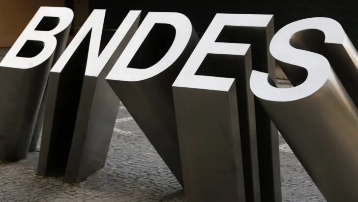 Letreiro com a sigla BNDES em letras brancas