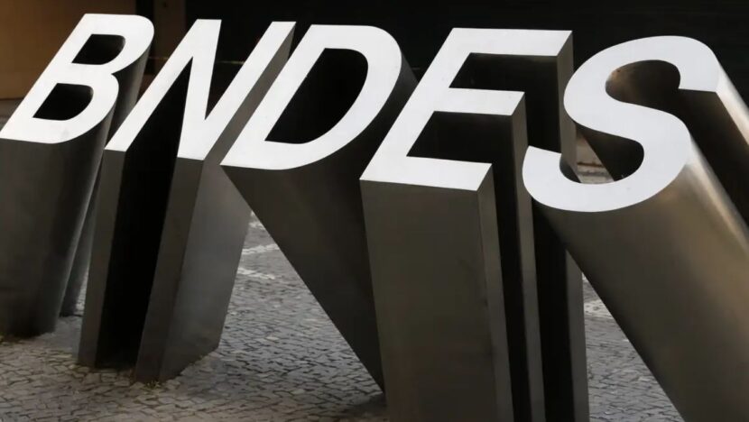 Letreiro com a sigla BNDES em letras brancas
