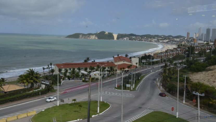Vista do litoral de Natal, com praia, mar, hotéis, prédios e vias próximas à orla