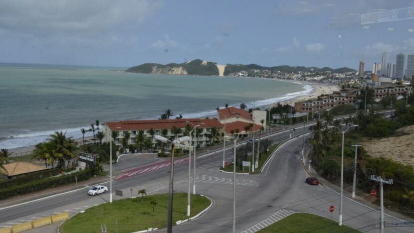 Vista do litoral de Natal, com praia, mar, hotéis, prédios e vias próximas à orla Foto: José Aldenir