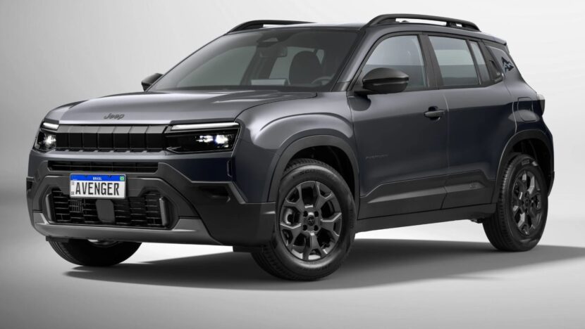Jeep Avenger em apresentação frontal e lateral, com carroceria em tom escuro e placa com o nome do modelo