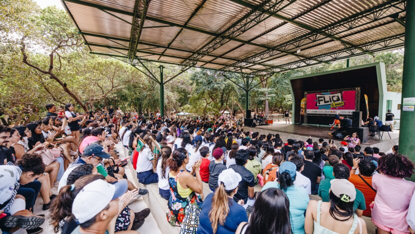 Público ocupa arquibancadas diante de palco durante atividade da Feira de Livros e Quadrinhos de Natal no Parque das Dunas