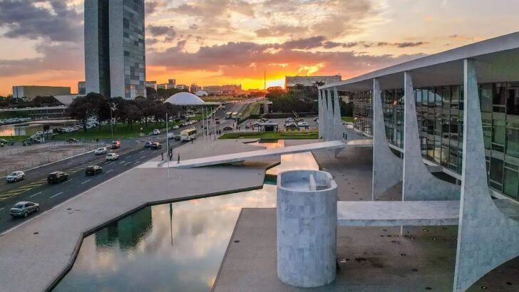 Palácio do Planalto, em Brasília, com o Congresso Nacional ao fundo durante o pôr do sol
